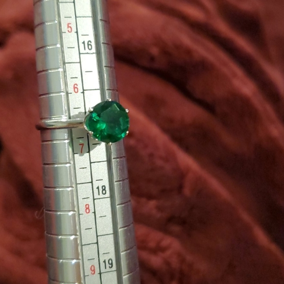 1.2 Carat AAA zirconia emerald birthstone ring - Picture 4 of 4